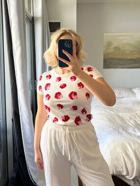 Alice + Olivia - 100% Cotton white t-shirt with Red Sequin Lips.